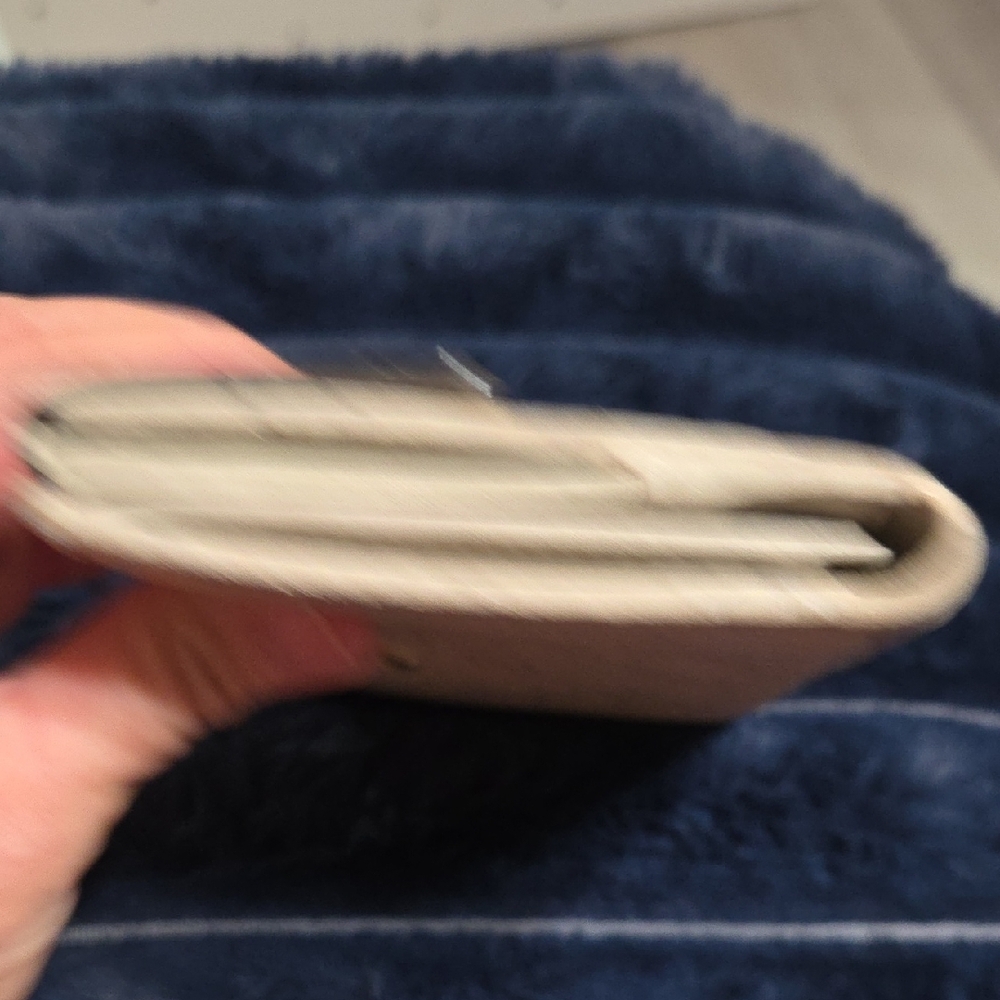 Gucci Beige Wallet with Gold Accent - Picture 9 of 12